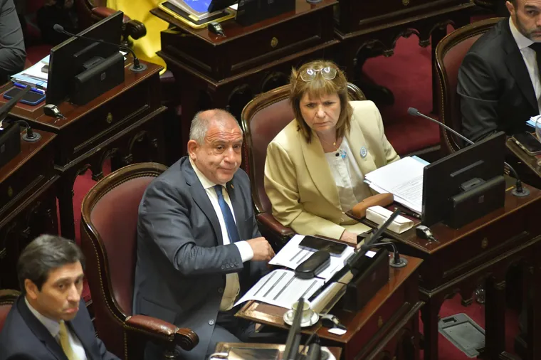 Luis Juez se suma a La Libertad Avanza y el Gobierno queda a un paso de la primera minoría en el Senado 