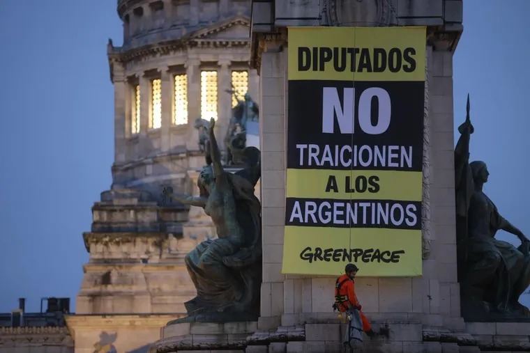 Ley de Glaciares: siete activistas de Greenpeace fueron detenidos en medio de las protestas en el Congreso.