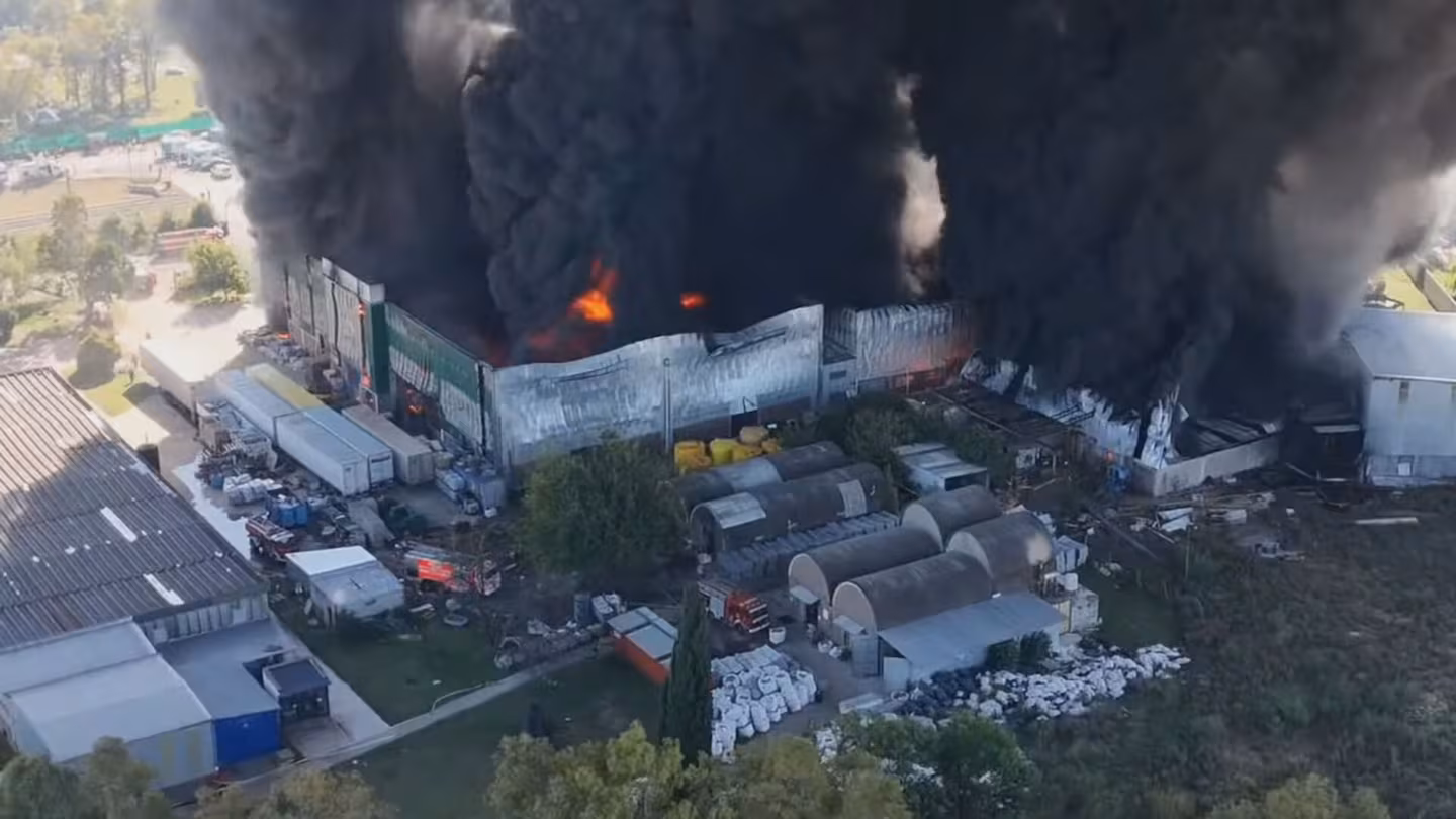Se incendio un depósito de pintura en Francisco Álvarez: