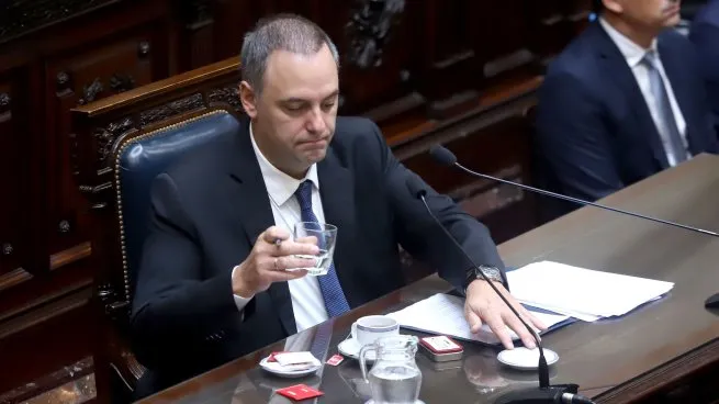 La Justicia le prohibió a Manuel Adorni salir de la Argentina sin autorización.