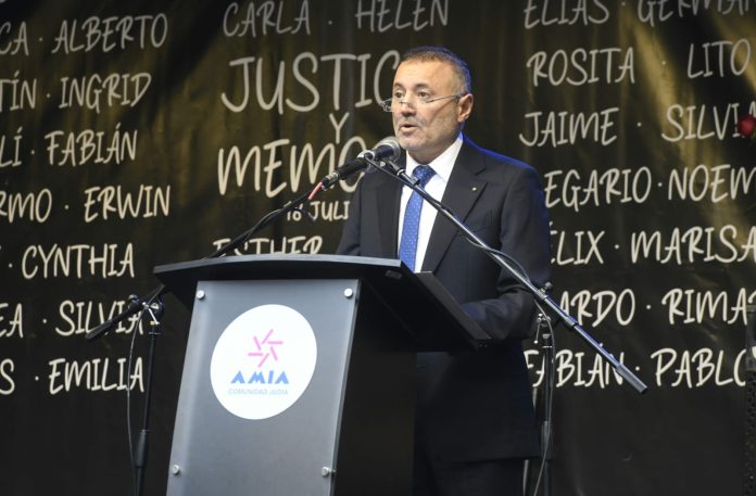 Con duras críticas a la Justicia, el presidente de la AMIA denunció que la causa está 