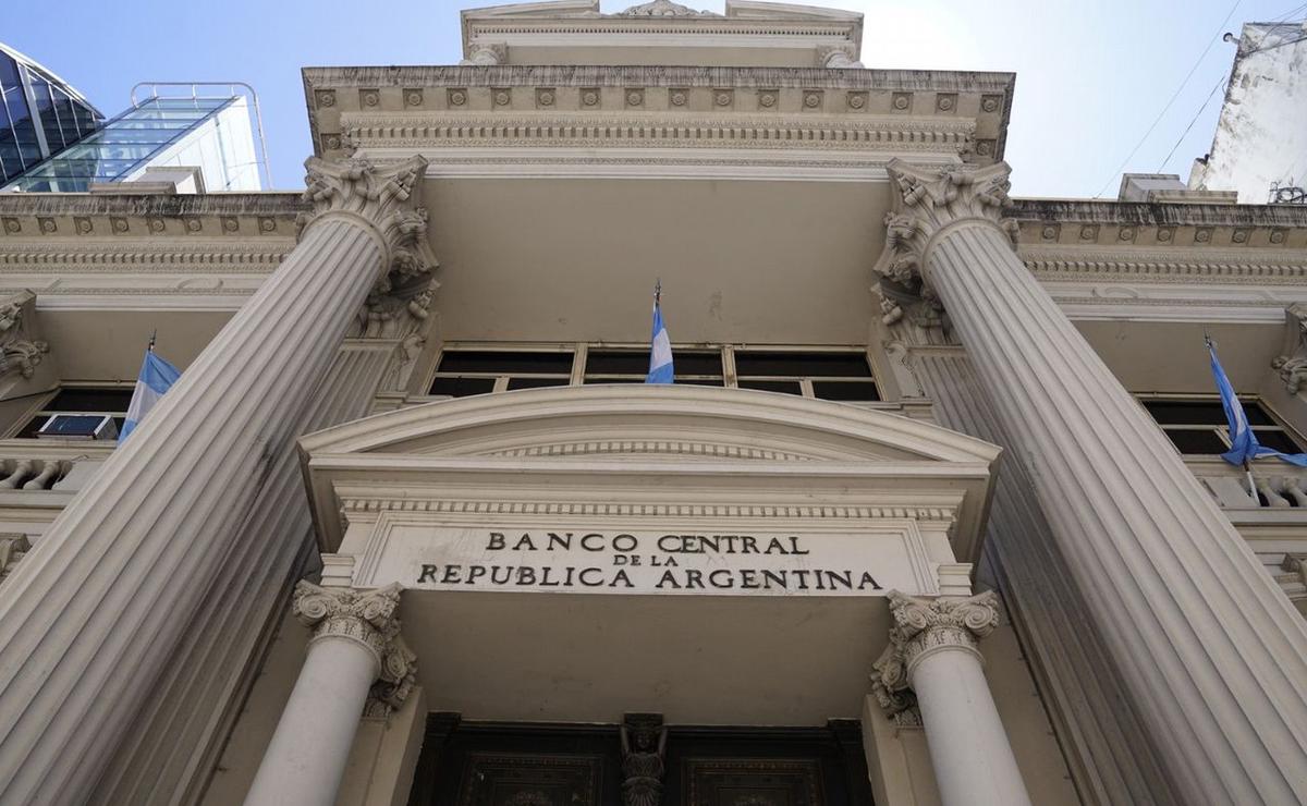 El Banco Central habilitó el pago de sueldos en dólares.